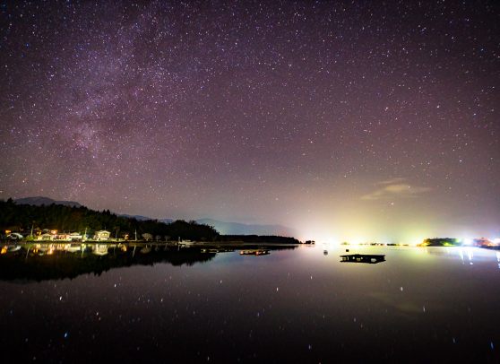 湖畔の夜の風景